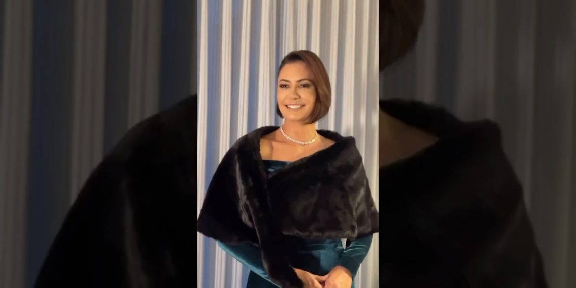 Elegância Sem Limites: Michelle Bolsonaro Encanta com Vestido de Veludo em Jantar de Trump