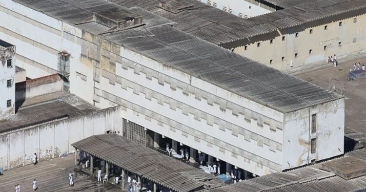 Homem com pena de 135 anos consegue fugir da Papuda no DF
