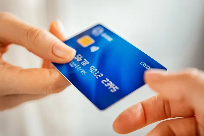 Emprestar cartão de crédito pode virar dor de cabeça com novas regras da Receita