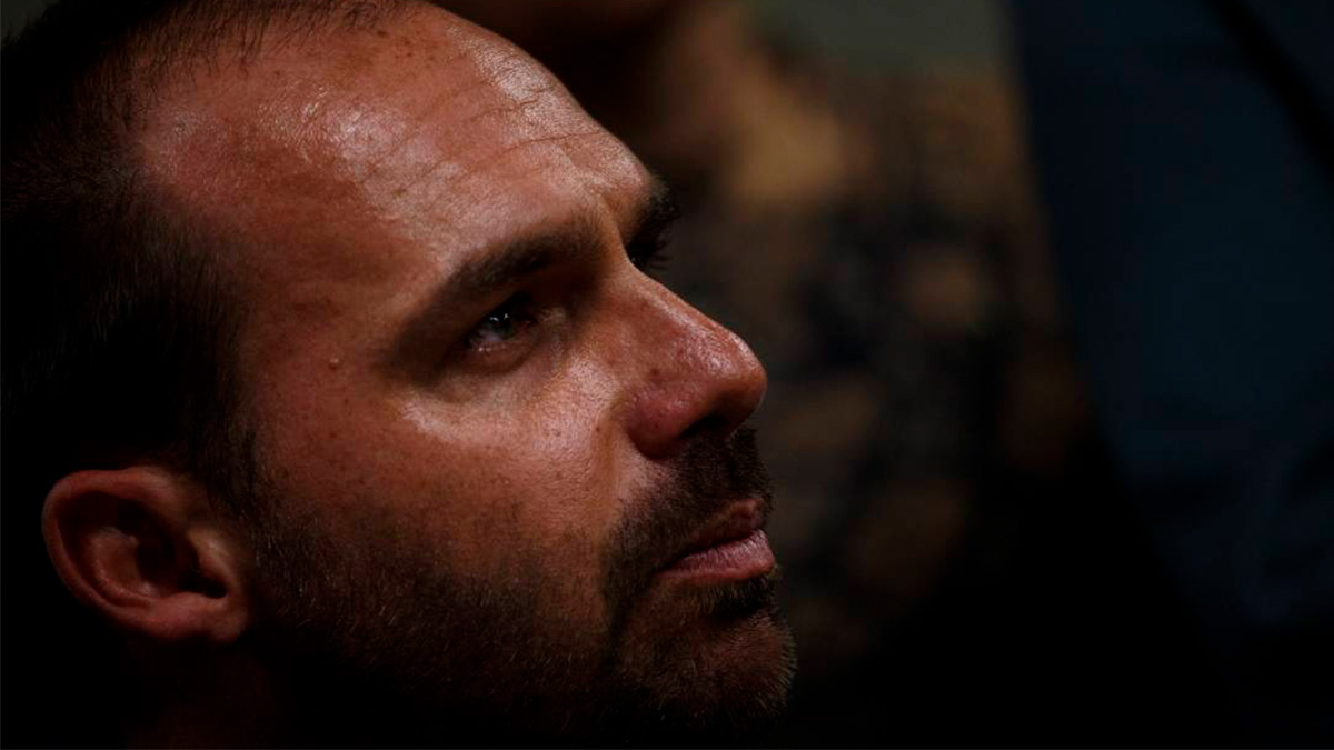 Após anunciar saída do Brasil, Eduardo Bolsonaro alerta: 'Meu pai pode ser preso e assassinado na cadeia!' (vídeo)