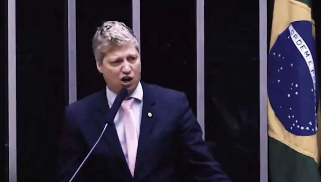 Marcel van Hattem mostra idosa com câncer roubada pelo governo do PT e destrói Carlos Lupi no plenário (vídeo impressionante)