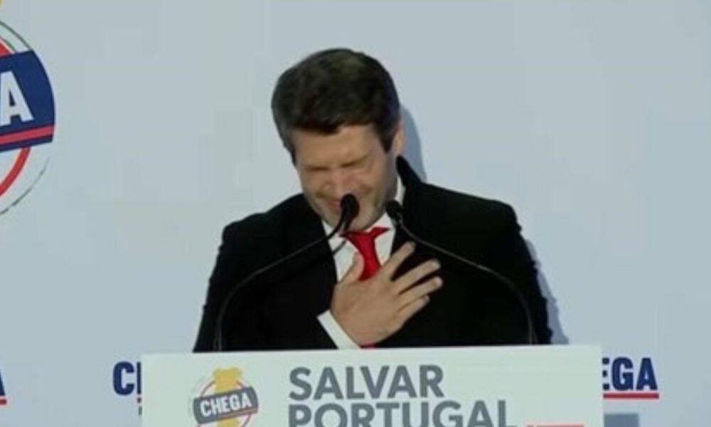 Clima de Pânico em Comício: André Ventura Passa Mal em Comício e Deixa Público em Pânico — Veja o Vídeo