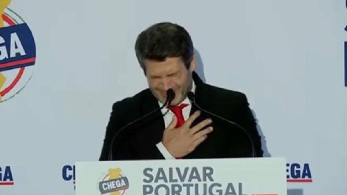 Clima de Pânico em Comício: André Ventura Passa Mal em Comício e Deixa Público em Pânico — Veja o Vídeo