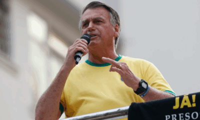 Bolsonaro volta às ruas e participa de grande ato pela anistia