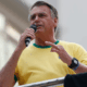 Bolsonaro volta às ruas e participa de grande ato pela anistia