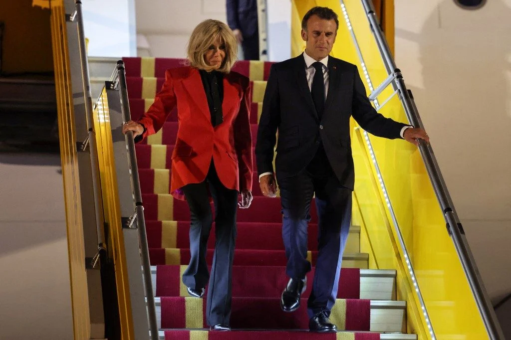 Vídeo Chocante: Macron Leva Tapa da Esposa em Público e Explicação Gera Polêmica 1 Vídeo Chocante: Macron Leva Tapa da Esposa em Público e Explicação Gera Polêmica