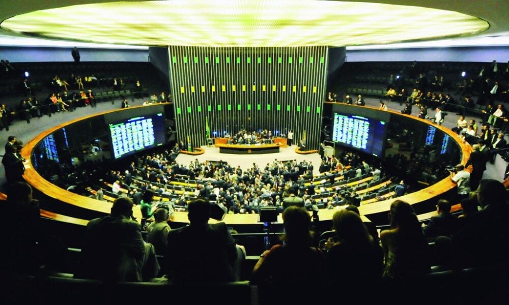 Câmara aprova urgência e pressiona governo contra alta do IOF