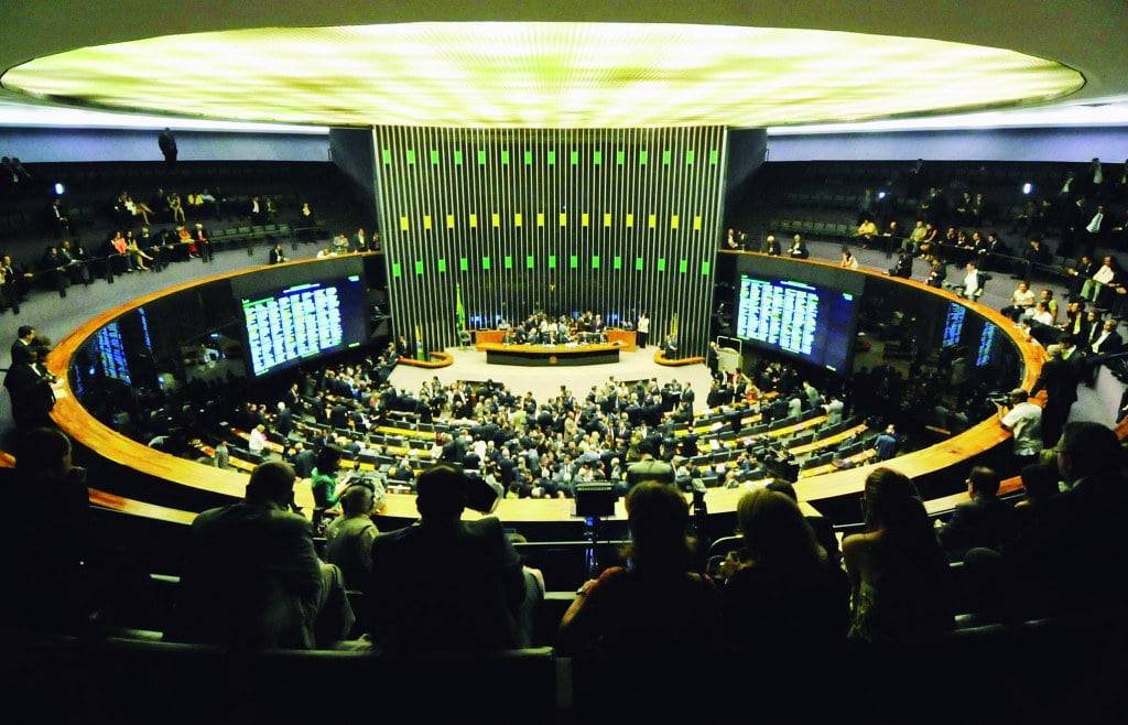Câmara aprova urgência e pressiona governo contra alta do IOF
