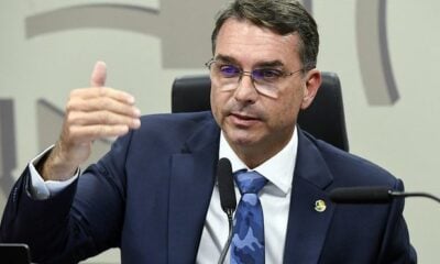 Flávio Bolsonaro quebra o silêncio e denuncia abuso da PF contra sua família