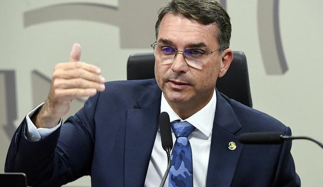 Flávio Bolsonaro quebra o silêncio e denuncia abuso da PF contra sua família 52 Flávio Bolsonaro quebra o silêncio e denuncia abuso da PF contra sua família