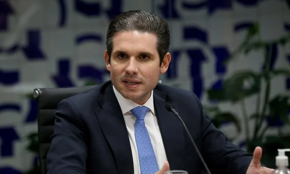 Hugo Motta avalia incluir na pauta projeto que derruba aumento do IOF