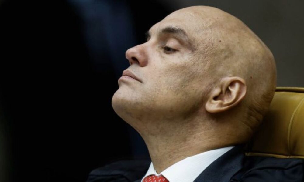 Moraes dá prazo de 2h para redes bloquearem perfis de Zambelli e ameaça multar