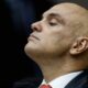 Moraes dá prazo de 2h para redes bloquearem perfis de Zambelli e ameaça multar