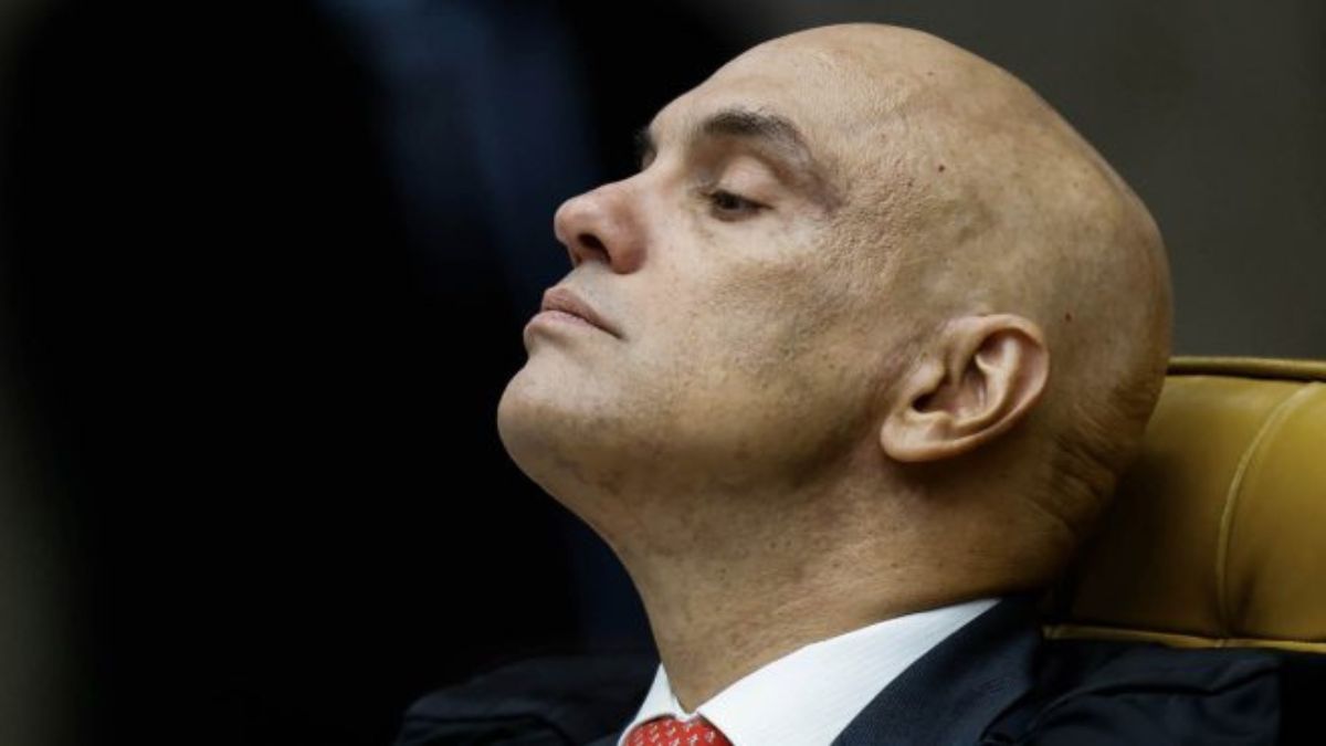 Moraes dá prazo de 2h para redes bloquearem perfis de Zambelli e ameaça multar 52 Moraes dá prazo de 2h para redes bloquearem perfis de Zambelli e ameaça multar