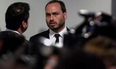 Mal anunciou candidatura e Carlos Bolsonaro já vira alvo da PF — Entenda o caso