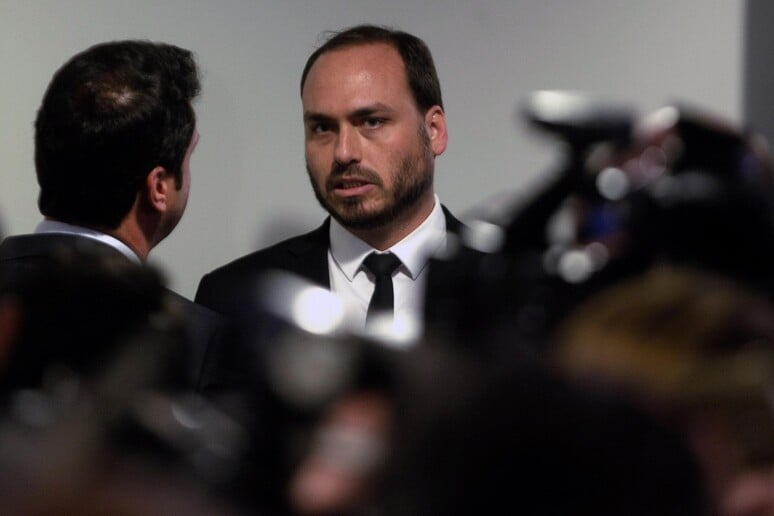 Mal anunciou candidatura e Carlos Bolsonaro já vira alvo da PF — Entenda o caso 52 Mal anunciou candidatura e Carlos Bolsonaro já vira alvo da PF — Entenda o caso