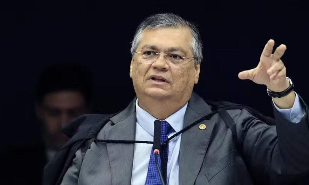 Dino Cai em Contradição e Tenta Justificar Críticas Antigas às Urnas Eletrônicas