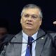 Dino Cai em Contradição e Tenta Justificar Críticas Antigas às Urnas Eletrônicas