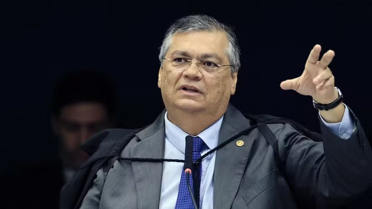 Dino Cai em Contradição e Tenta Justificar Críticas Antigas às Urnas Eletrônicas