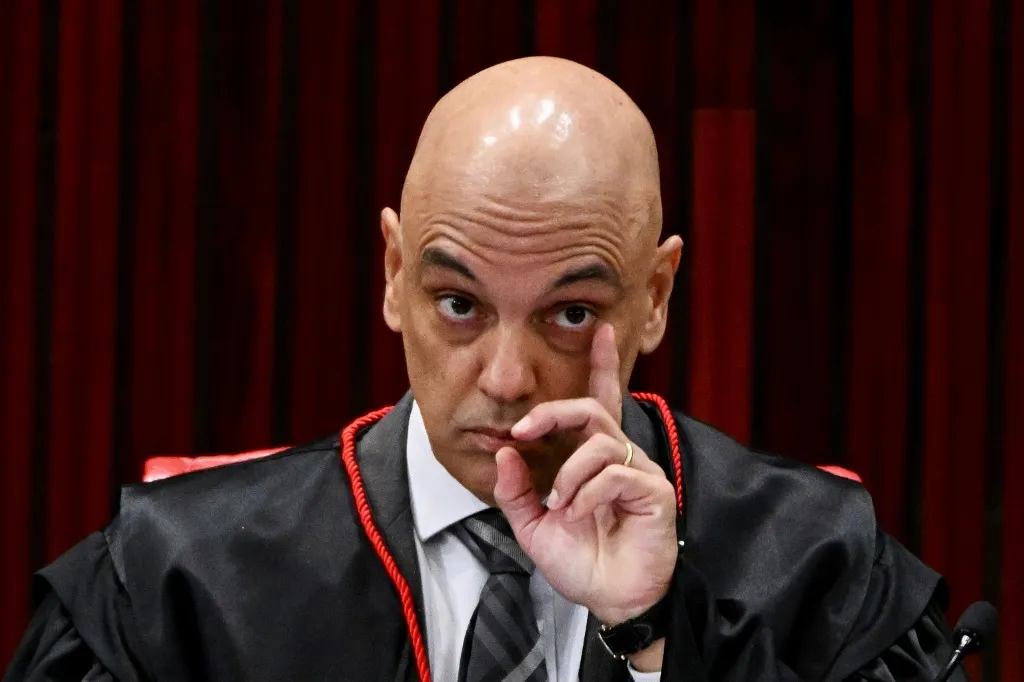 Líder político desafia decisão de Moraes e envia PIX a Zambelli 52 Líder político desafia decisão de Moraes e envia PIX a Zambelli