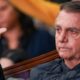 Bolsonaro afirma estar sendo atacado por todos os lados e diz que é impedido de se defender