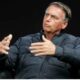 Bolsonaro ironiza ataques e mantém postura firme