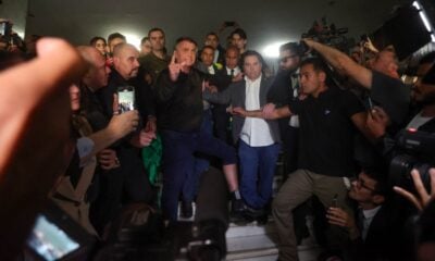 Bolsonaro mostra tornozeleira na Câmara e manifesta revolta