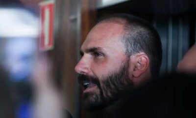 Eduardo Bolsonaro rompe o silêncio sobre permanência na Câmara