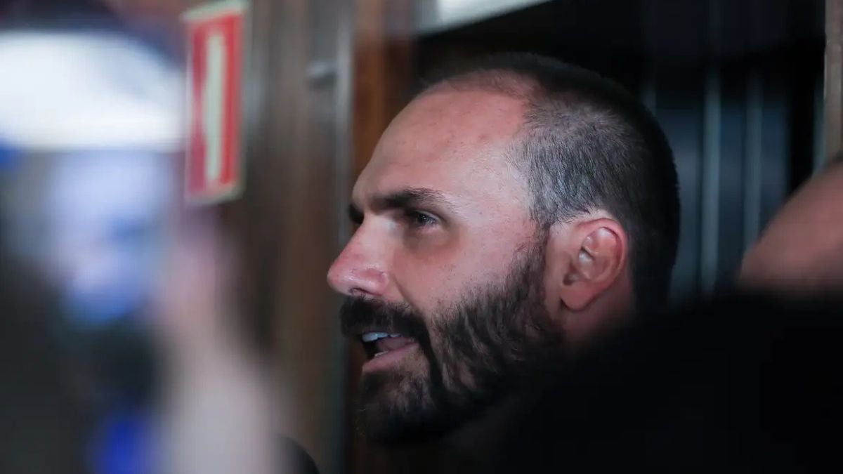 Eduardo Bolsonaro rompe o silêncio sobre a permanência no mandato 52 Eduardo Bolsonaro rompe o silêncio sobre permanência na Câmara