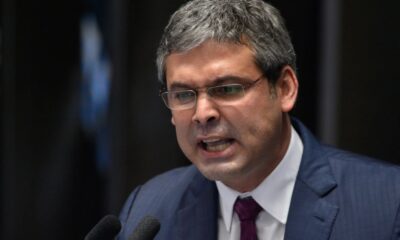 Líder do PT pede a Moraes prisão de Eduardo Bolsonaro
