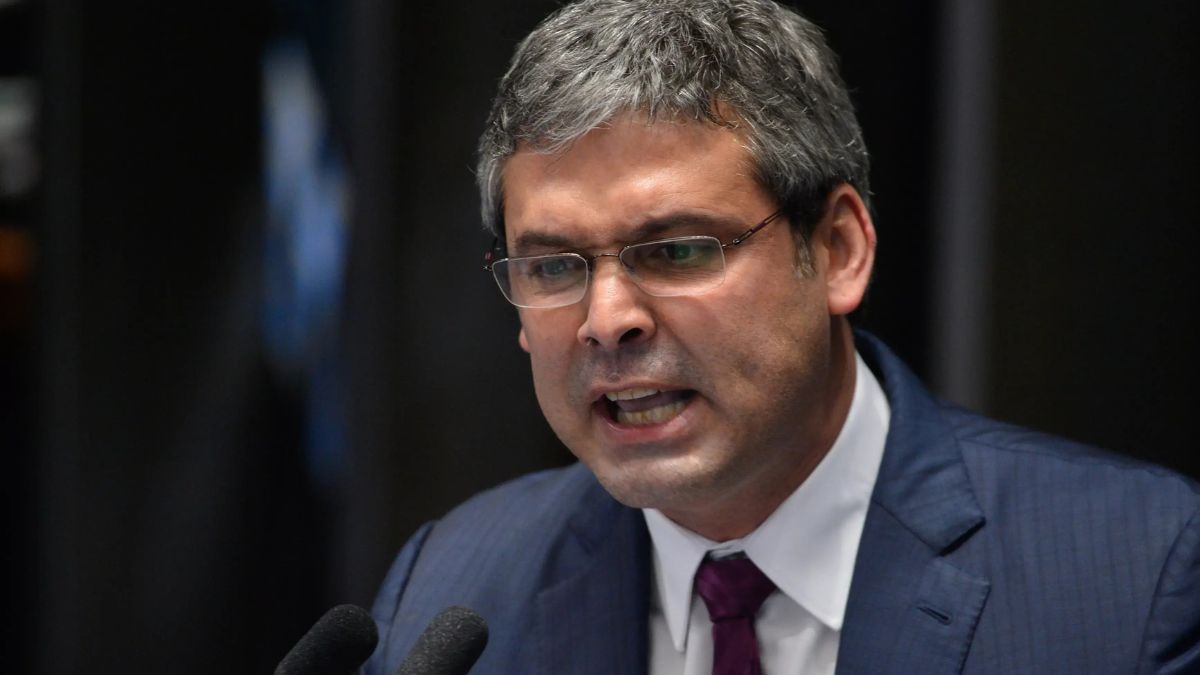 Líder do PT pede a Moraes prisão de Eduardo Bolsonaro