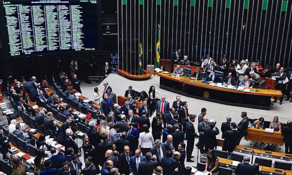 Na surdina: Câmara aprova aumento salarial e criação de 160 cargos no STF