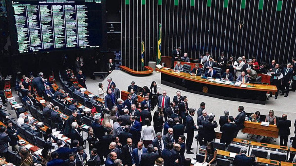 Na surdina: Câmara aprova aumento salarial e criação de 160 cargos no STF 52 Na surdina: Câmara aprova aumento salarial e criação de 160 cargos no STF