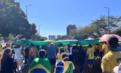 Explosão de apoio: manifestantes se mobilizam em Brasília por Bolsonaro