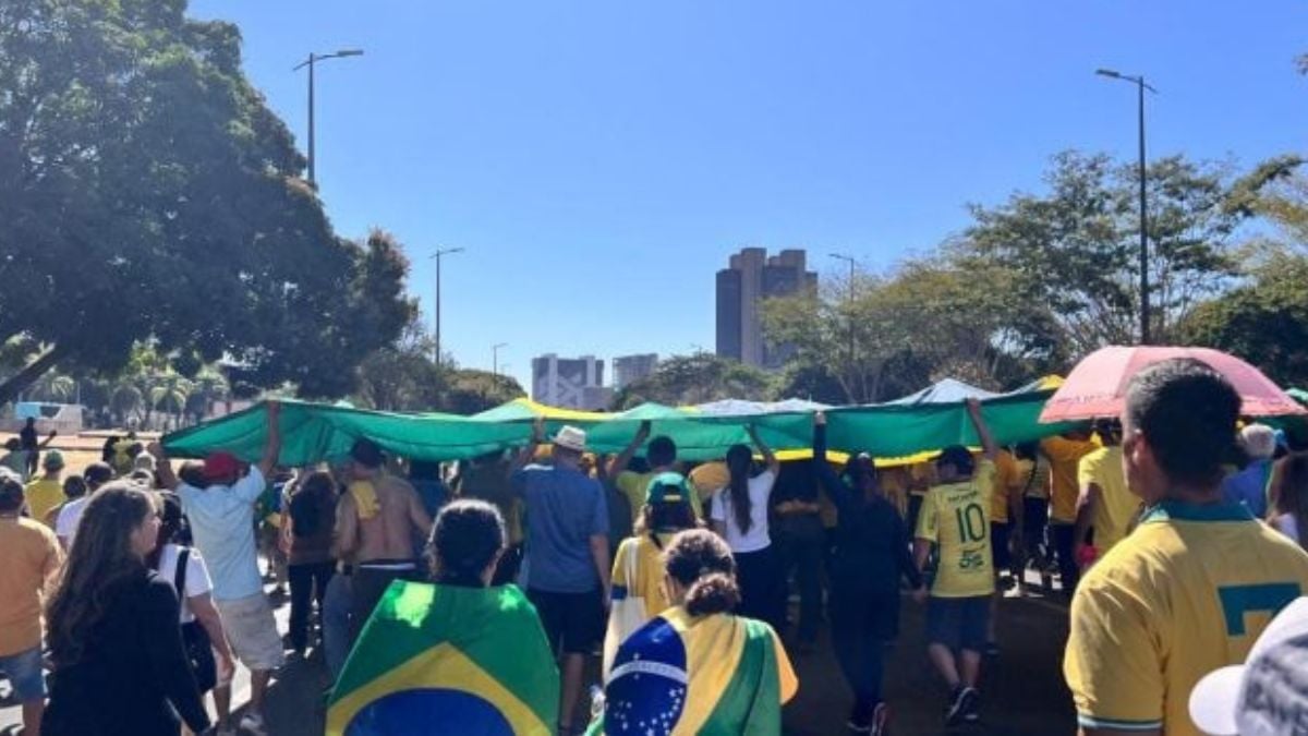 Explosão de apoio: manifestantes se mobilizam em Brasília por Bolsonaro 52 Explosão de apoio: manifestantes se mobilizam em Brasília por Bolsonaro