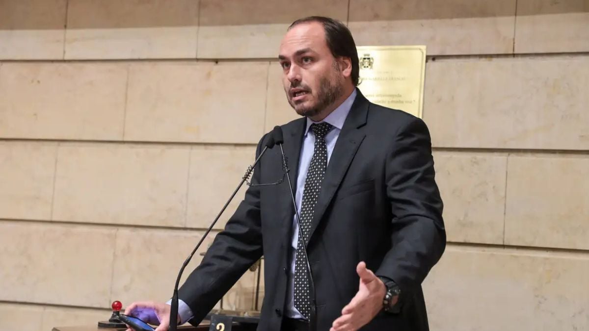Carlos Bolsonaro quebra o silêncio e confronta narrativa da PF