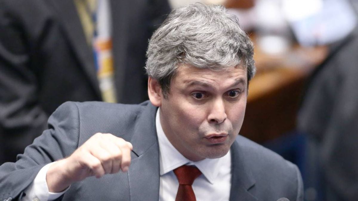 Lindbergh quer transformar “alta traição à pátria” em crime com pena pesada