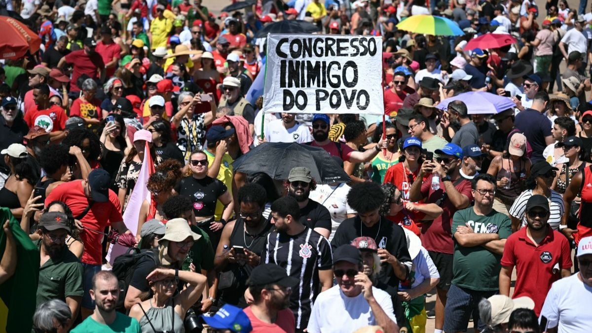 Protesto em Brasília une artistas e políticos contra PEC da Blindagem e anistia de condenados do 8 de Janeiro