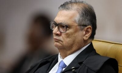 PÂNICO NO VOO: Mulher tenta agredir Dino, chama avião de "contaminado" e polícia é acionada
