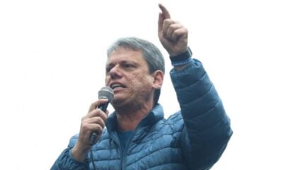 Tarcísio detona Moraes em ato pró-Bolsonaro