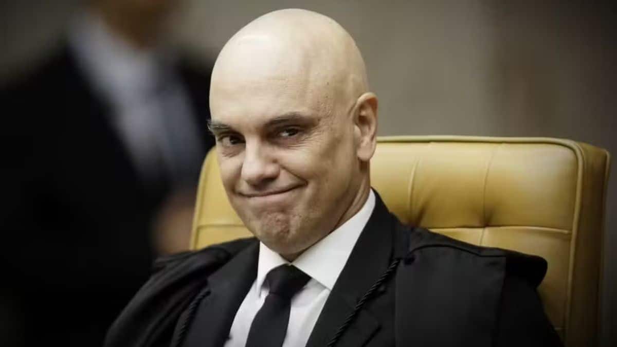 Alexandre de Moraes agenda julgamento de denúncia contra ex-assessor