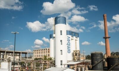 Crise silenciosa: Ambev enfrenta queda histórica nas ações em 2025