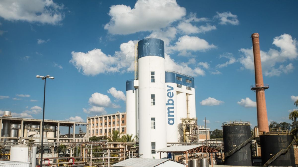 Crise silenciosa: Ambev enfrenta queda histórica nas ações em 2025