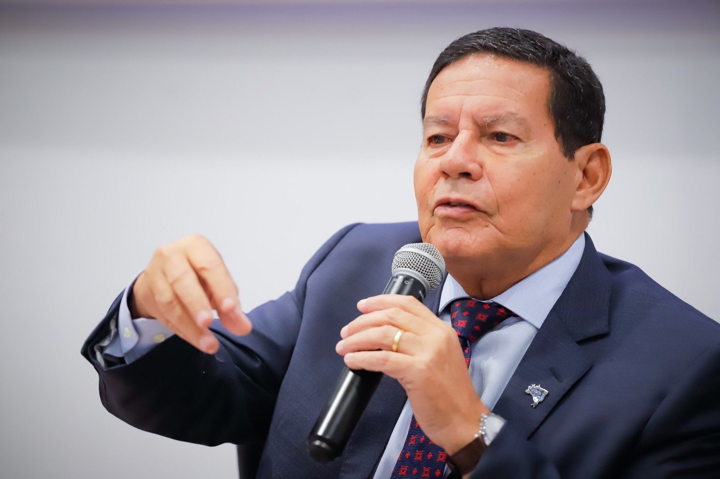 General Mourão expõe pedidos “impossíveis” de Lula a Trump e ironiza resultado da conversa