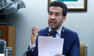 Janones se diz vítima e detona Conselho de Ética por suspensão