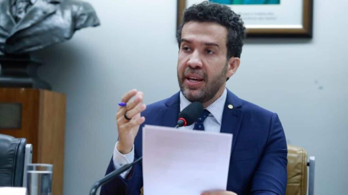 Janones se diz vítima e detona Conselho de Ética por suspensão