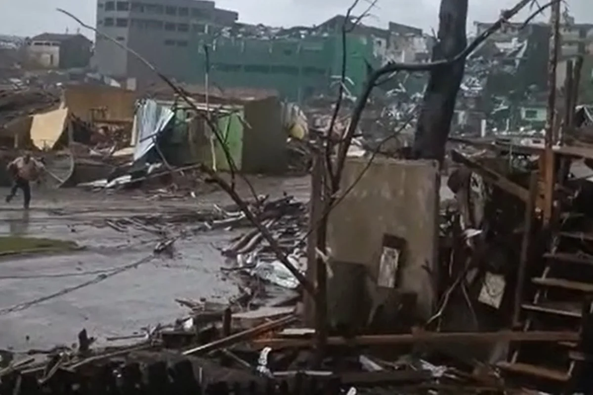 TRAGÉDIA: Tornado deixa cinco mortos e mais de 400 feridos no Paraná 53 TRAGÉDIA: Tornado deixa cinco mortos e mais de 400 feridos no Paraná