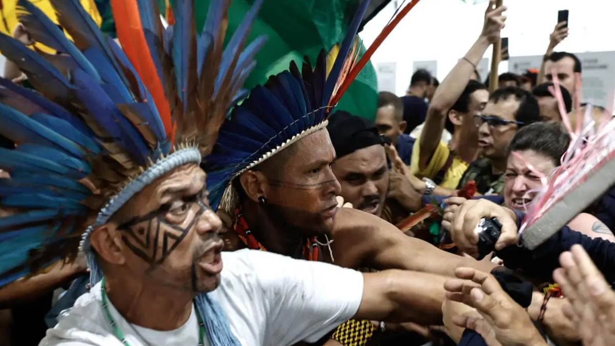 COP30 vira caos: invasão violenta paralisa evento e deixa ferido em Belém 53 COP30 vira caos: invasão violenta paralisa evento e deixa ferido em Belém