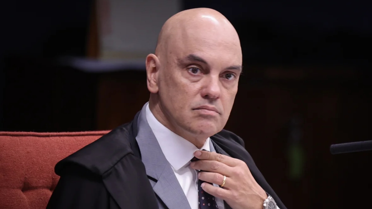 Em decisão polêmica, Moraes suspende inquérito e cobra explicações em 48h