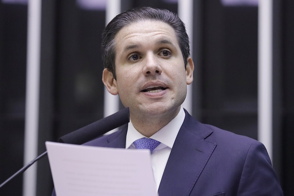 Motta desafia governo e mantém Derrite como relator de PL contra facções